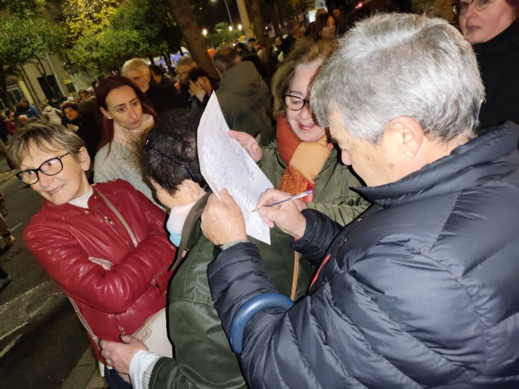 Personas en una manifestación en Palencia por el soterramiento de las vías