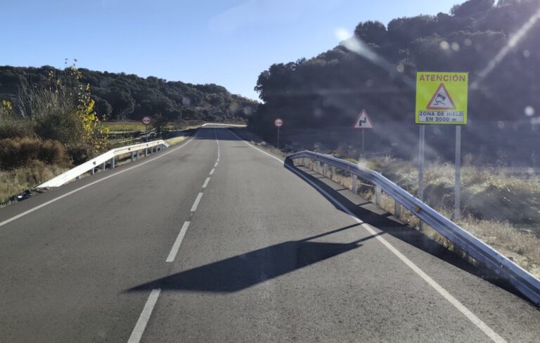 Carretera CL-619 con señal de zona de hielo en Palencia