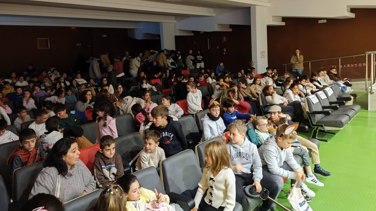 Niños y adultos en el maratón de cuentos en la Biblioteca Pública de Palencia