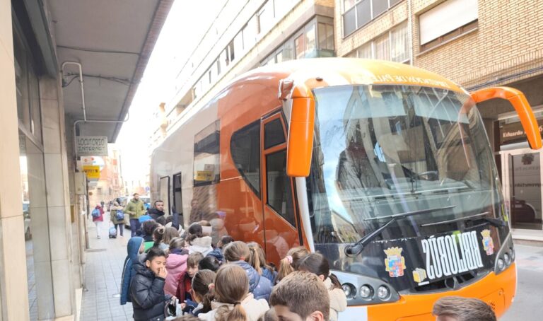 Grupo de niños esperando para entrar en un bibliobús en Palencia