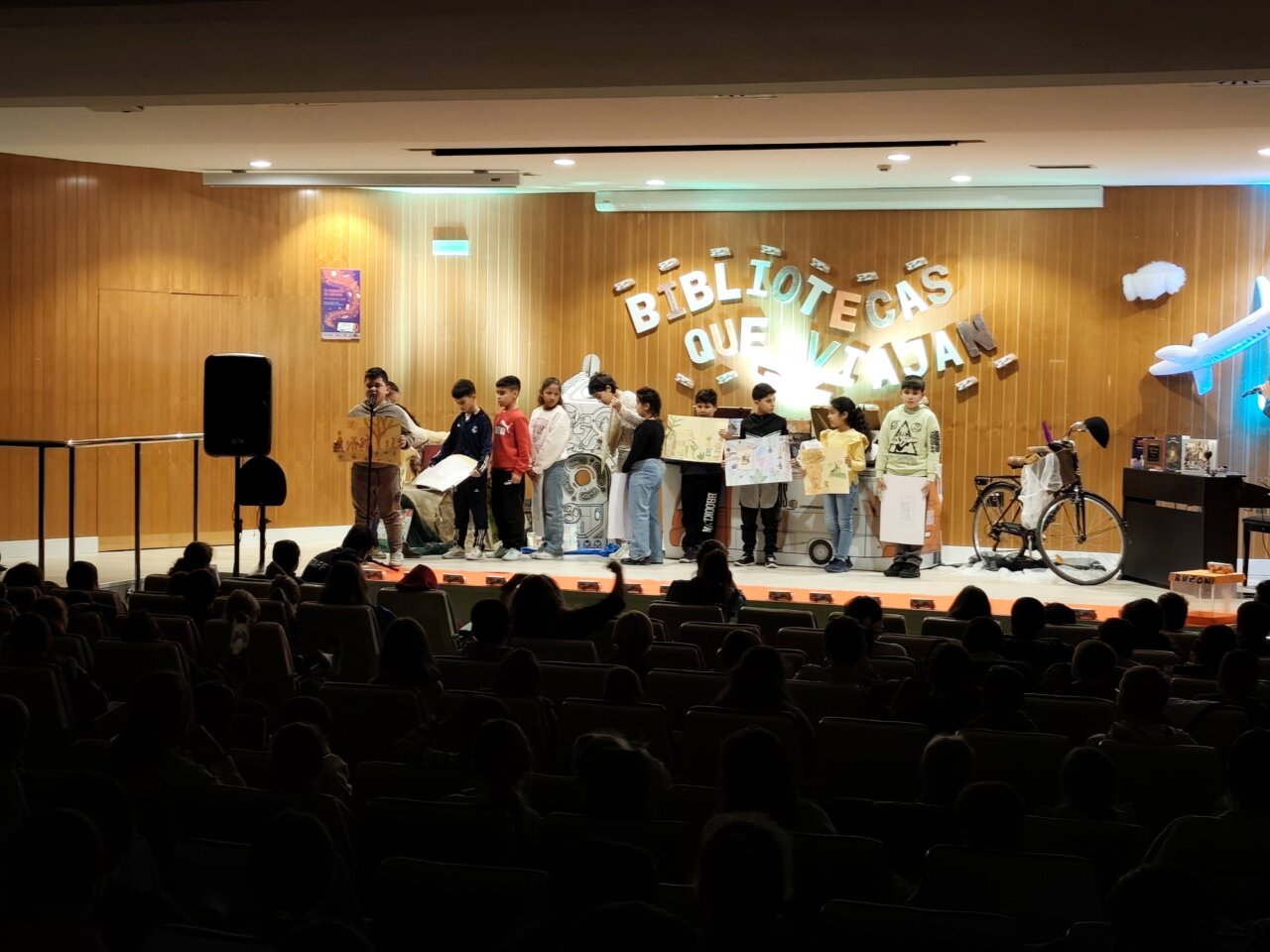 Niños narrando cuentos en el maratón de la Biblioteca Pública de Palencia
