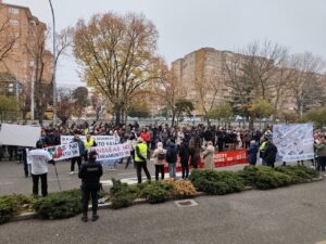 Manifestación en Palencia con pancartas sobre el soterramiento del ferrocarril.