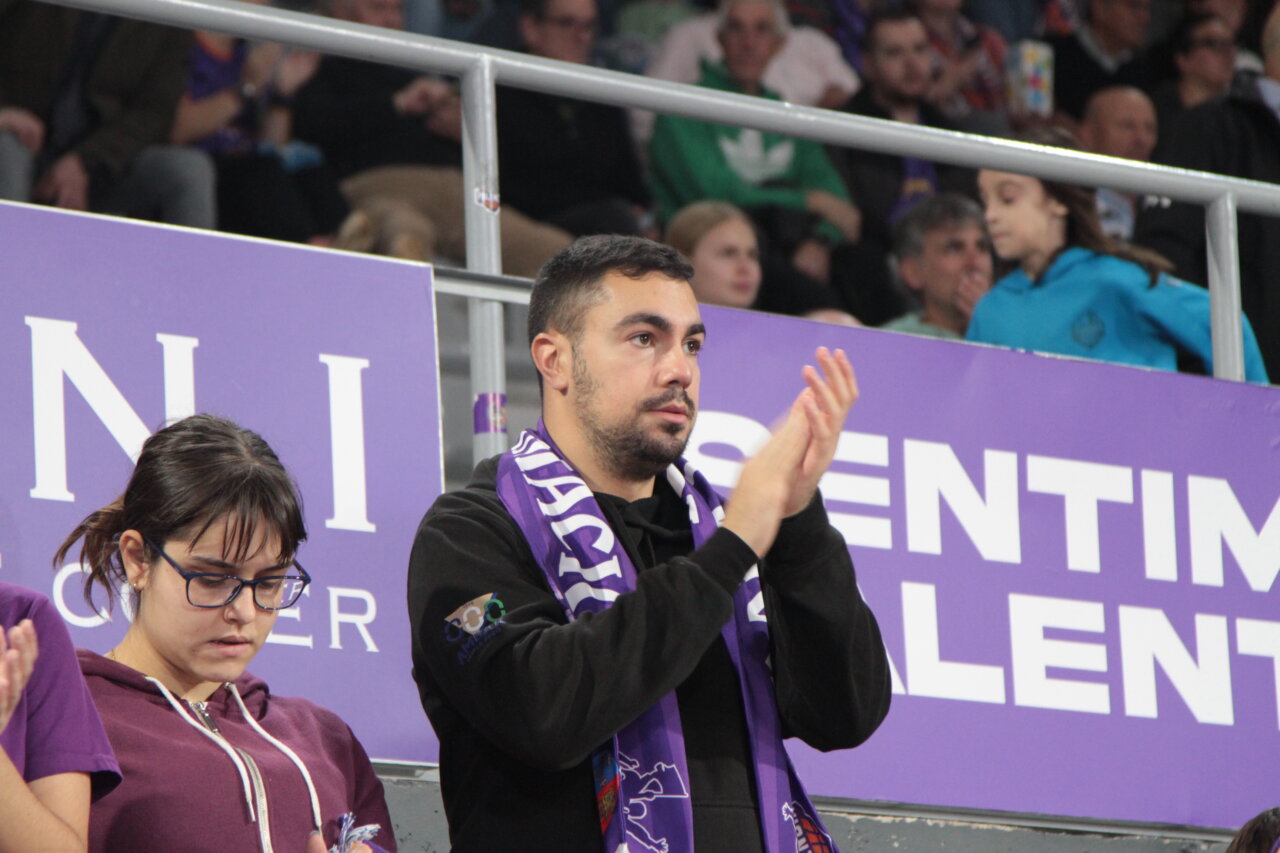 Aficionados aplaudiendo en un evento deportivo en Palencia.