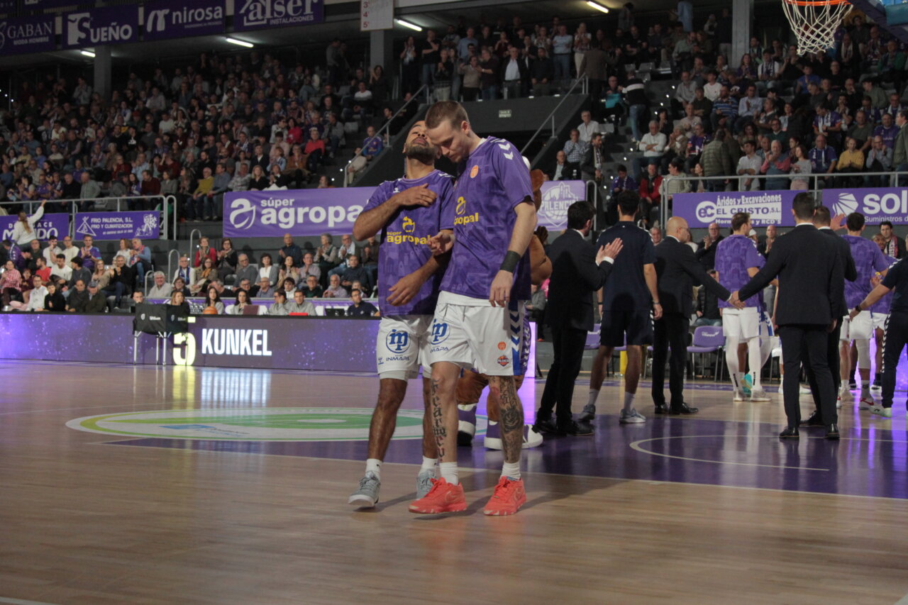 Jugadores de baloncesto en la cancha antes del partido