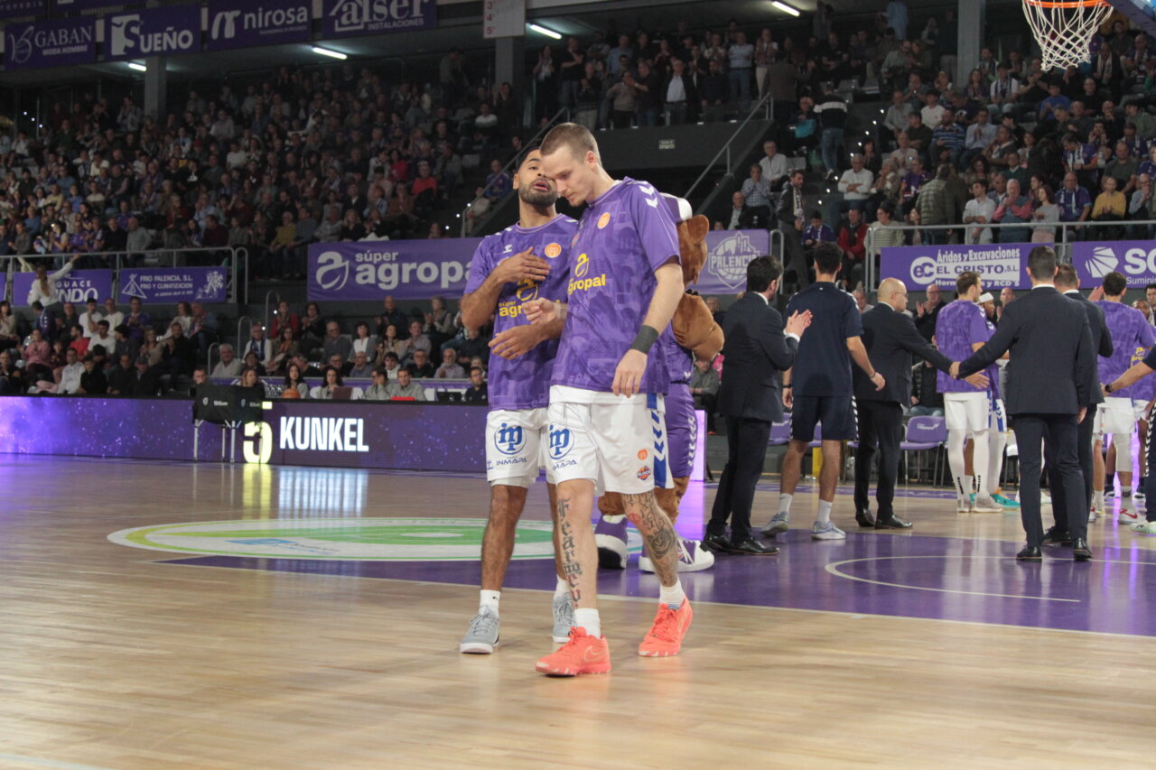 Jugadores de baloncesto en la cancha antes del partido