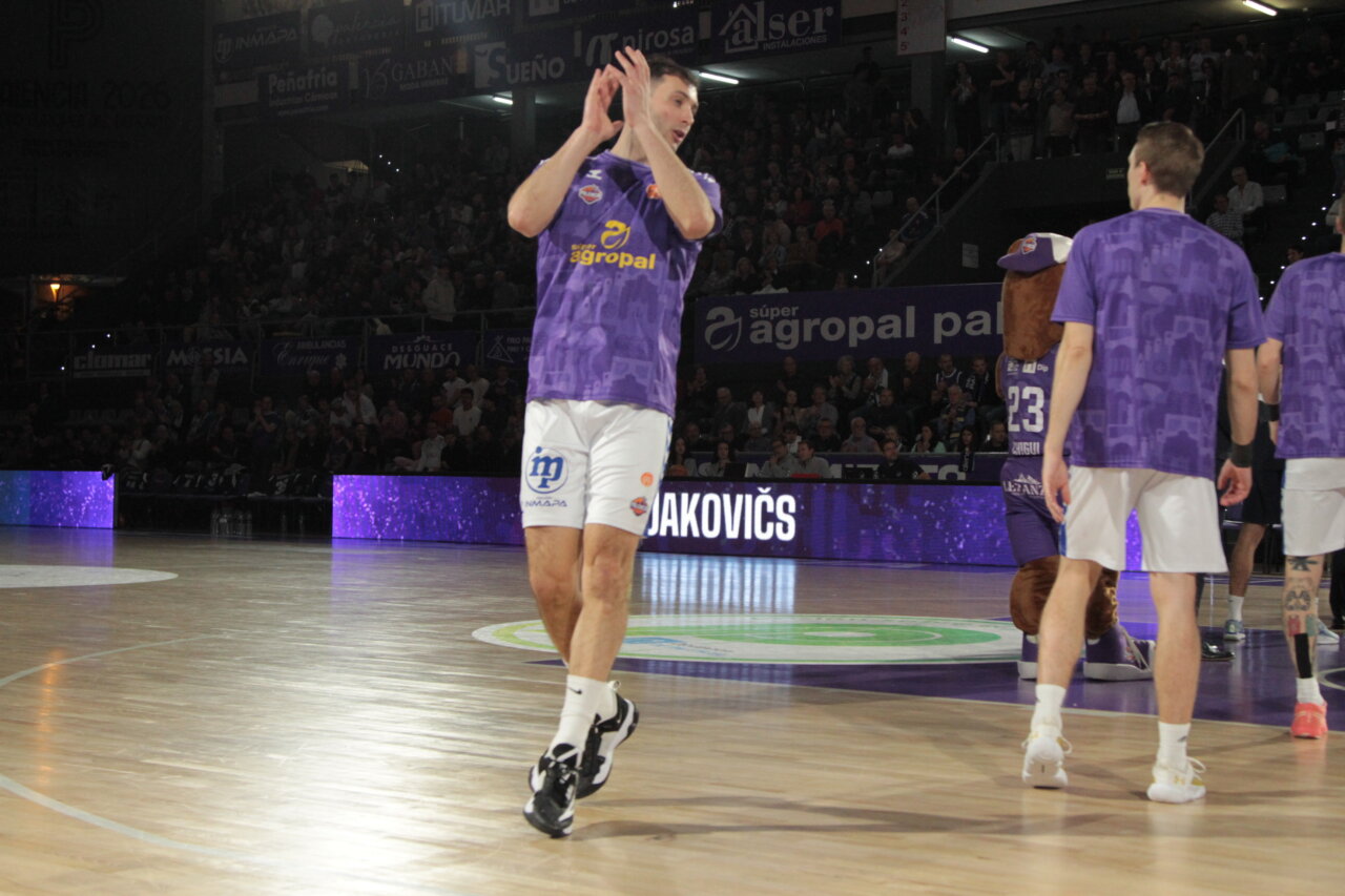 Jugadores de baloncesto celebrando en la cancha durante un partido