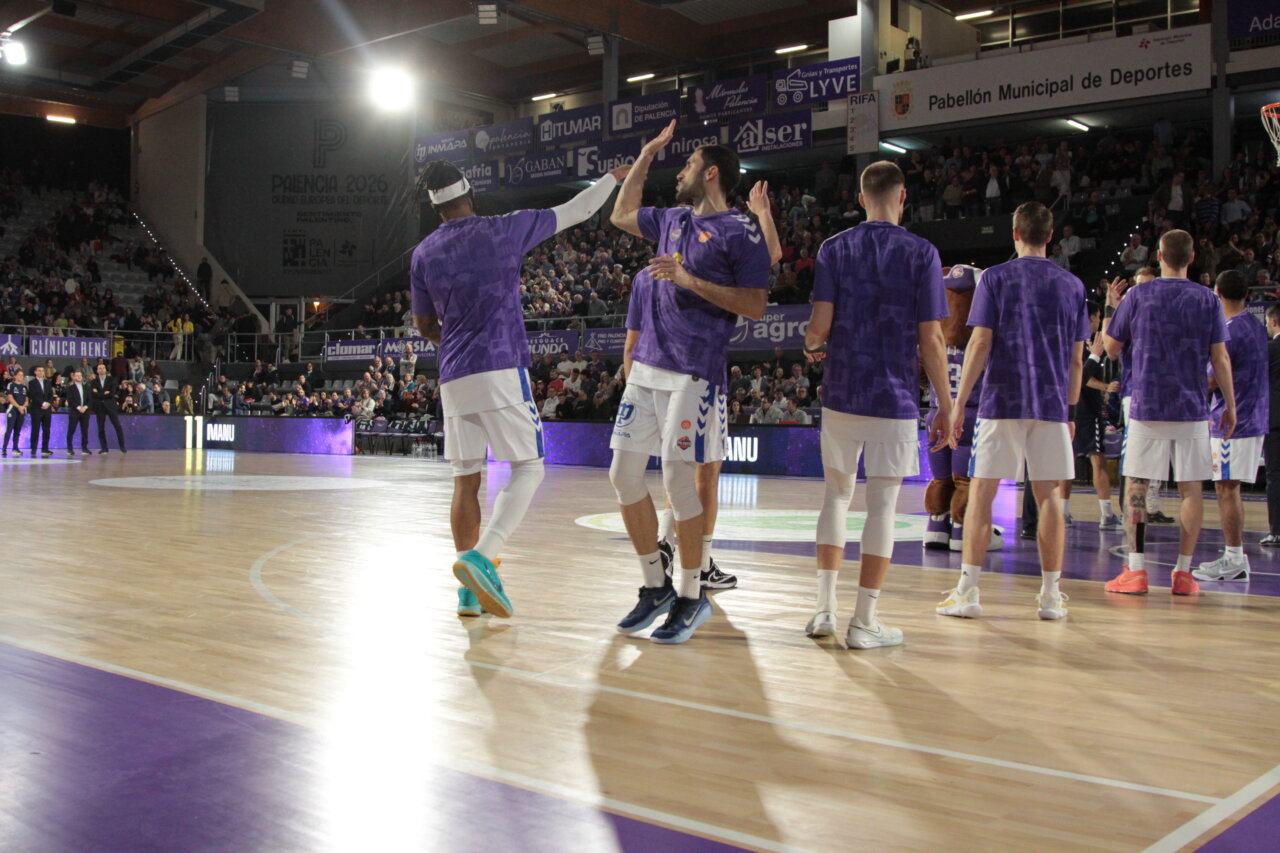 Jugadores de baloncesto celebrando en el Pabellón Municipal de Deportes