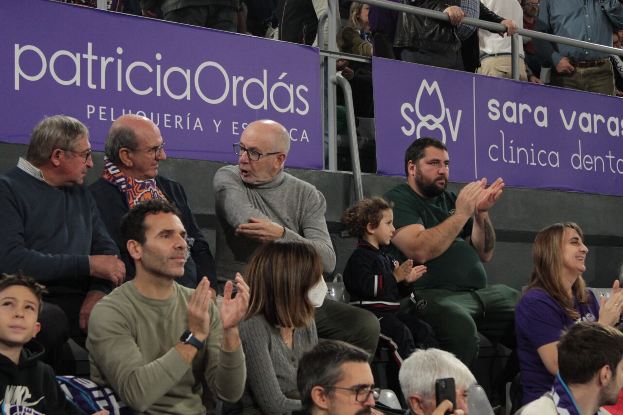Personas aplaudiendo en un evento deportivo en Palencia.
