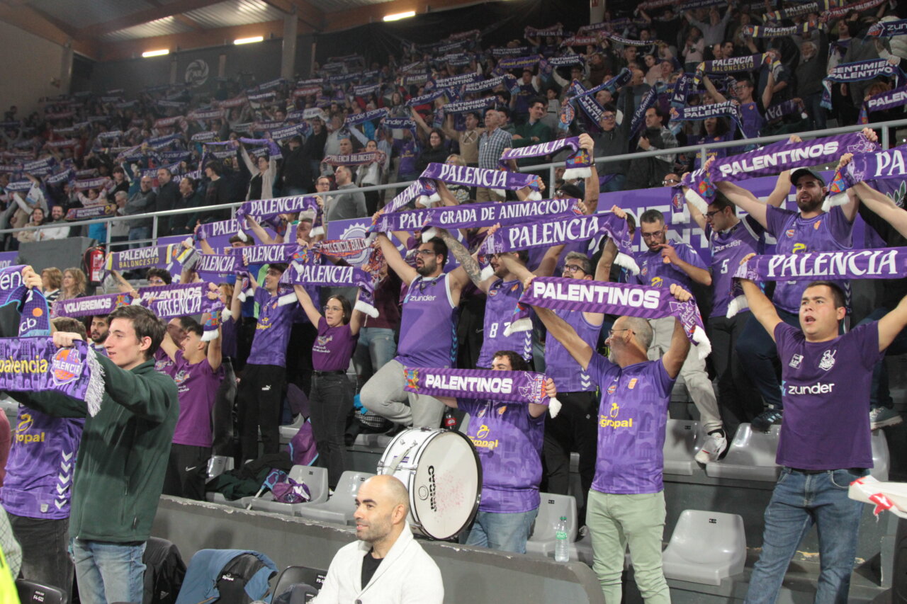 Aficionados del baloncesto en Palencia animando con bufandas