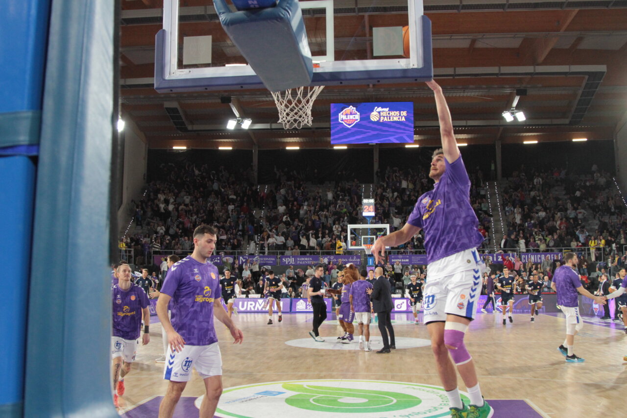 Jugadores de baloncesto en la cancha durante un partido emocionante.