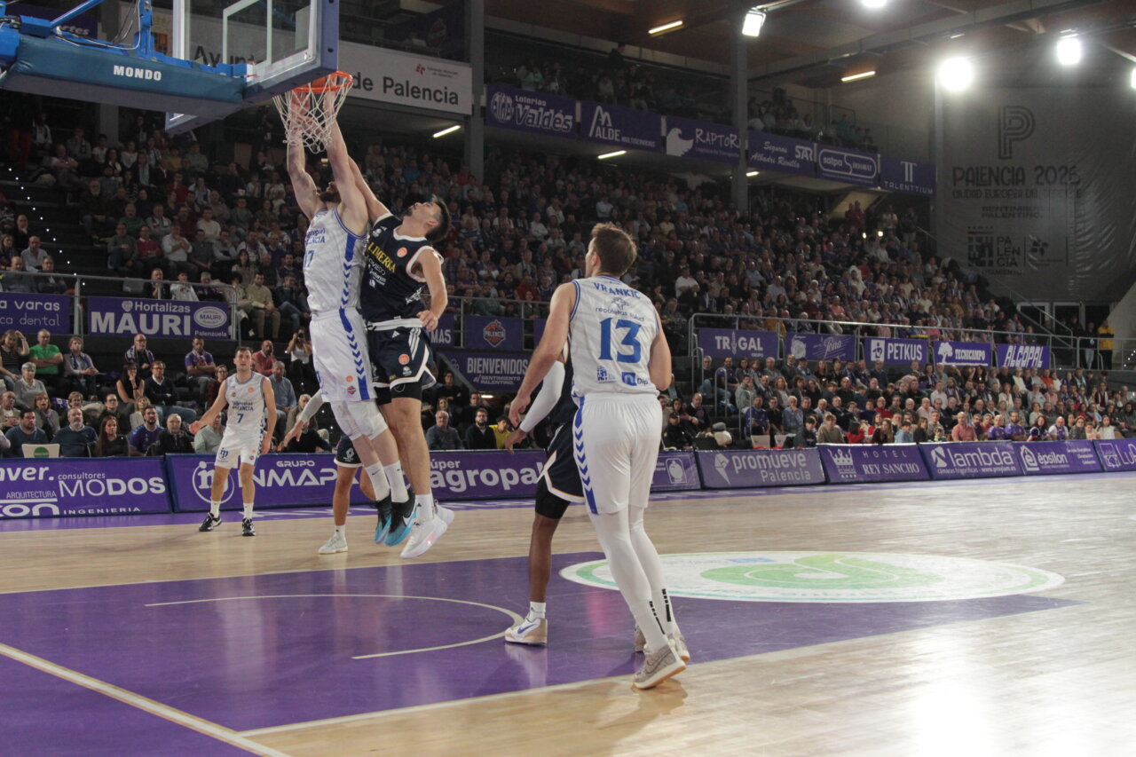 Jugadores en acción durante el partido de baloncesto entre Palencia y Oviedo.
