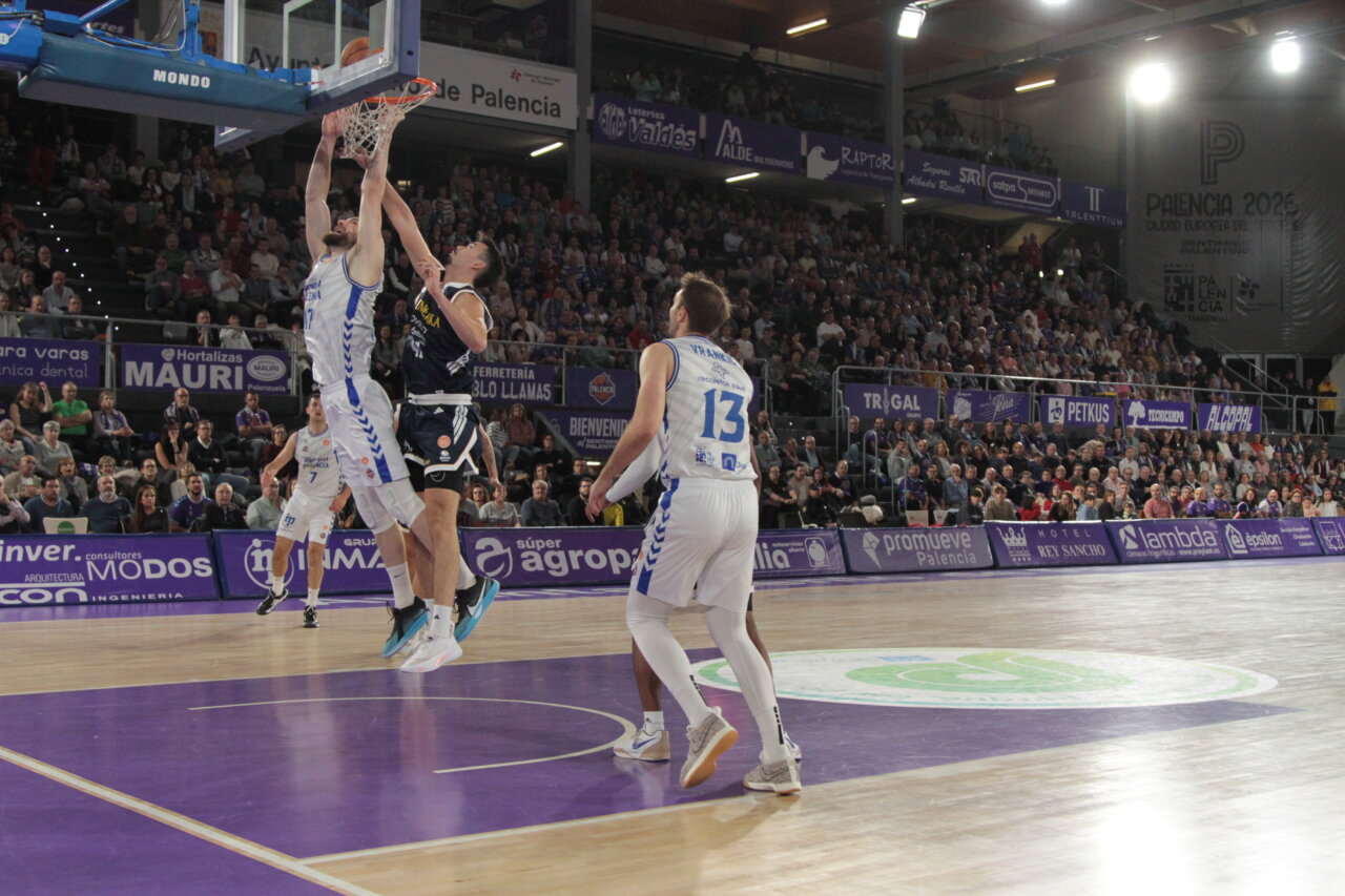 Jugadores de baloncesto en acción durante un partido en Palencia