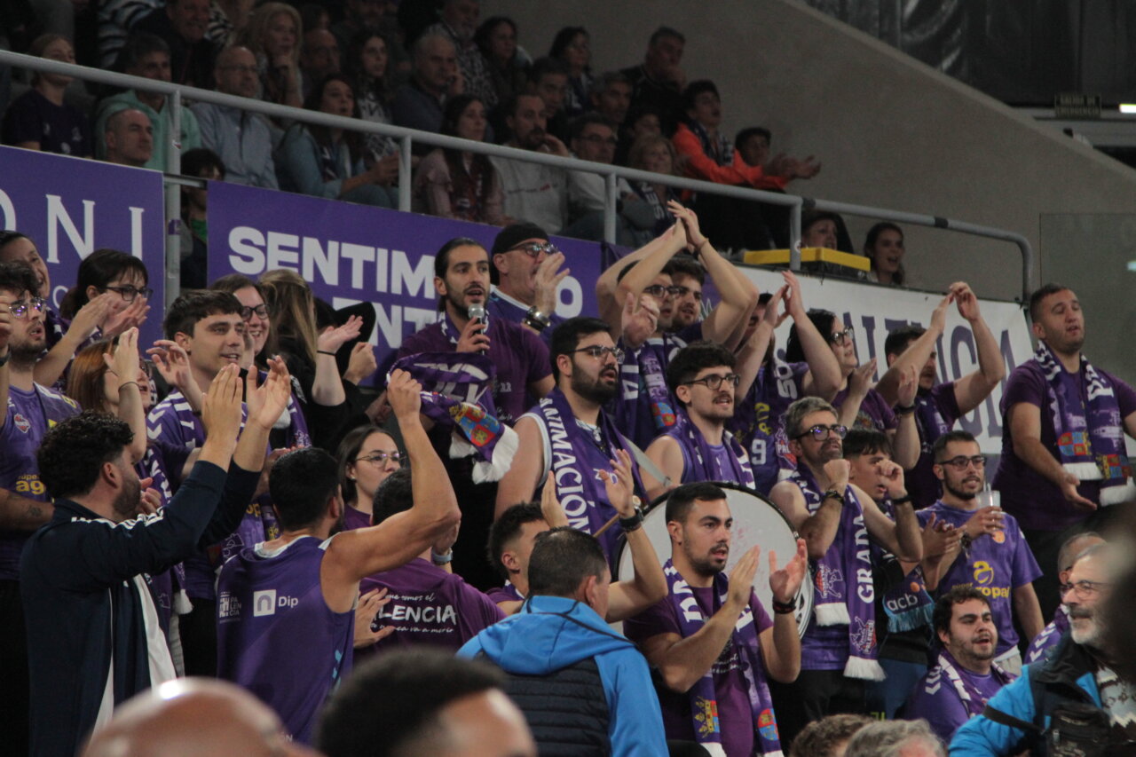 Aficionados animando en un partido de baloncesto en Palencia.