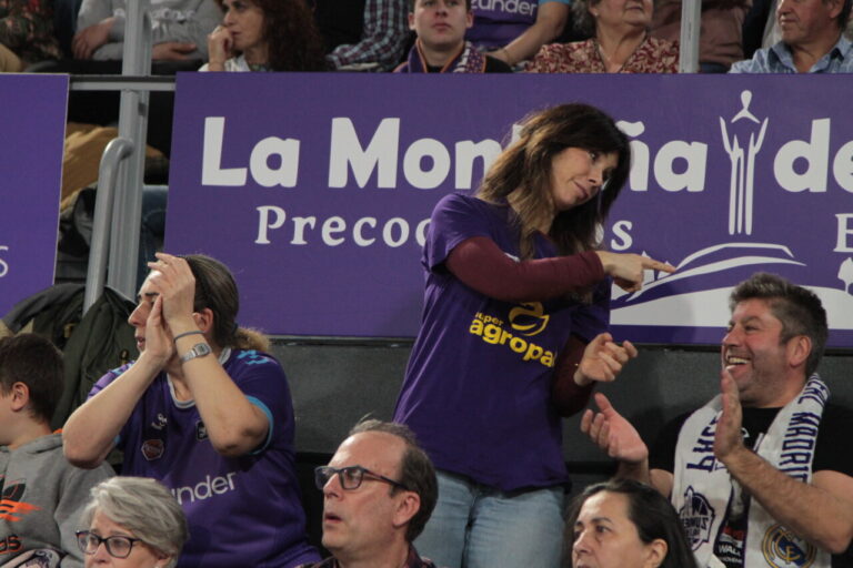 Aficionados animando en un evento deportivo en Palencia.