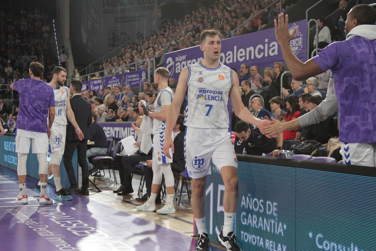 Jugadores del equipo Agropal Palencia en un partido de baloncesto