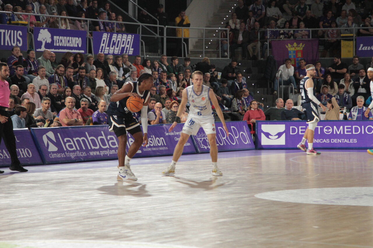 Jugadores de baloncesto en un partido entre Palencia y Oviedo