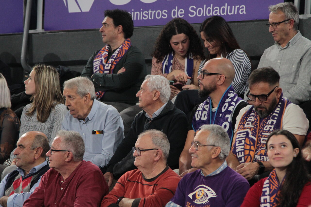 Aficionados animando en un evento deportivo en Palencia