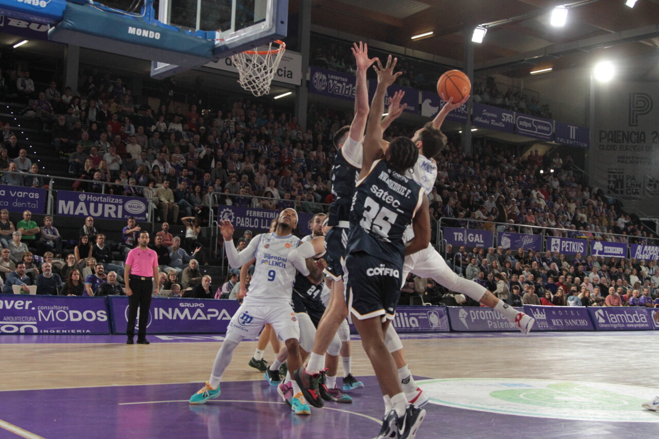 Jugadores de baloncesto en acción durante un partido emocionante.