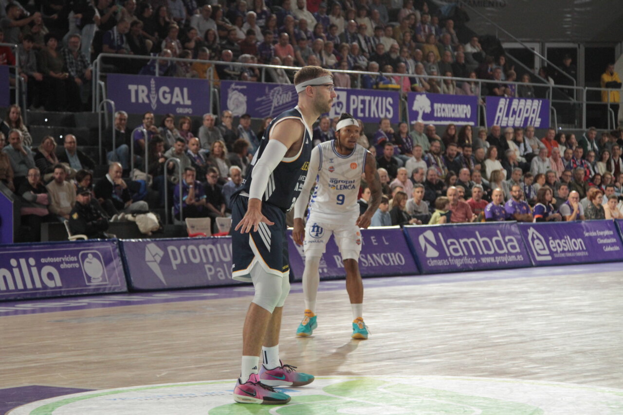 Jugadores de baloncesto en un partido entre Palencia y Oviedo