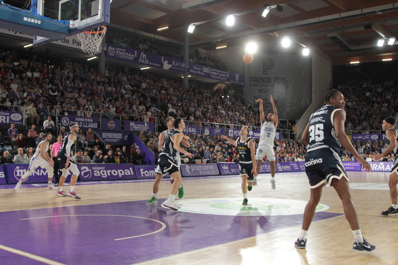 Jugador del Agropal Palencia lanzando a canasta en un partido de baloncesto