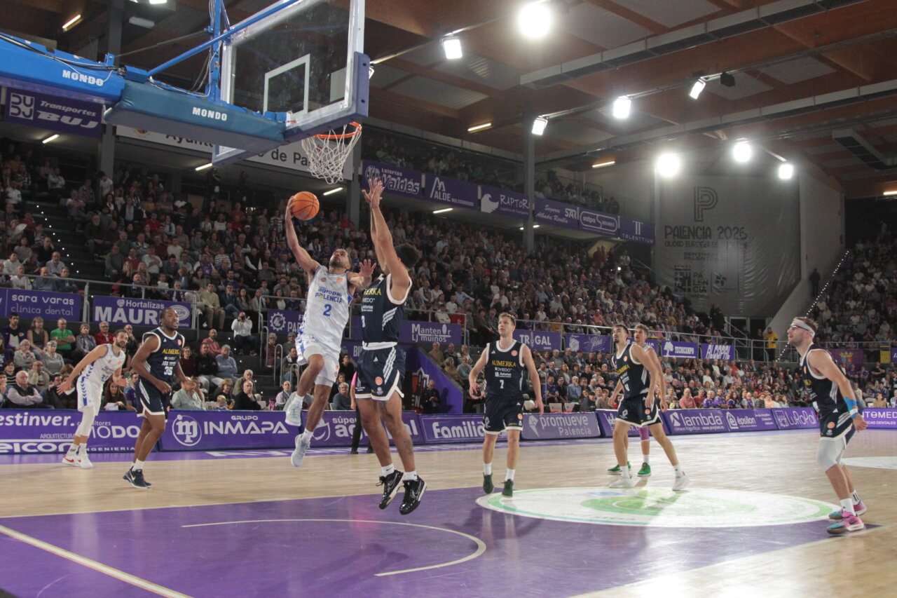 Jugador del Agropal Palencia lanzando a canasta durante un partido
