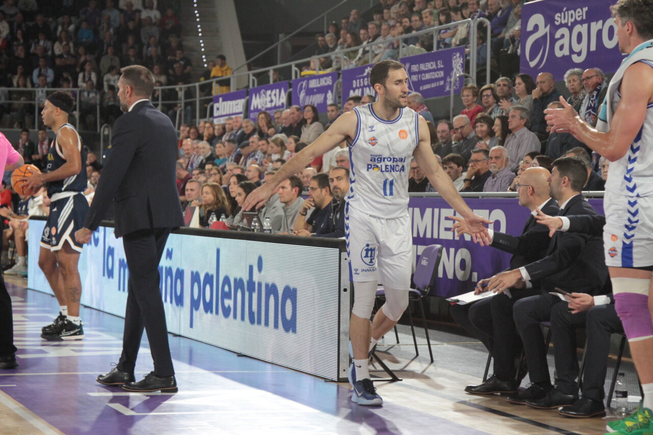 Jugadores de baloncesto en un partido entre Agropal Palencia y Oviedo.