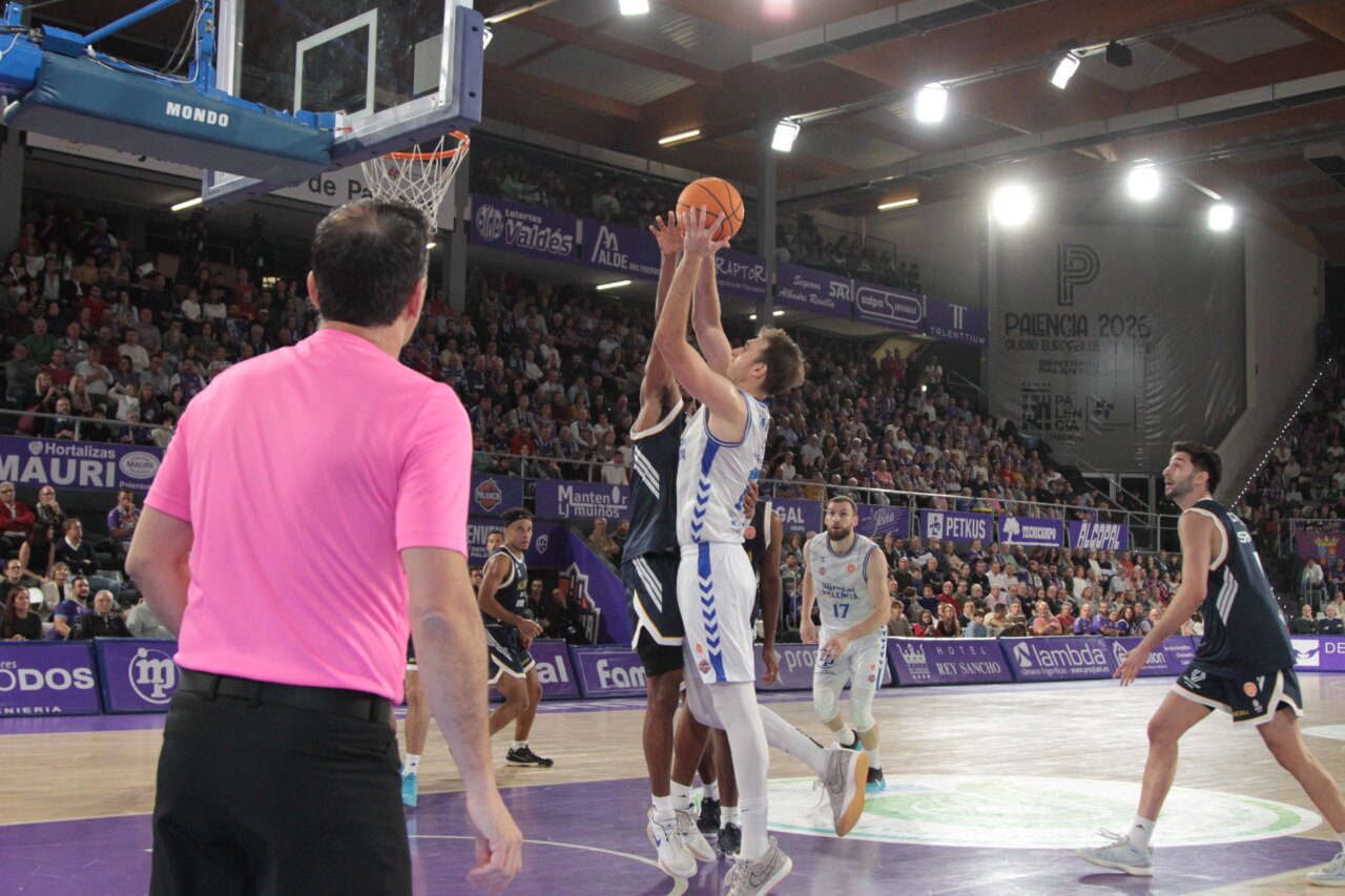 Jugadores de baloncesto en acción durante el partido entre Palencia y Oviedo.