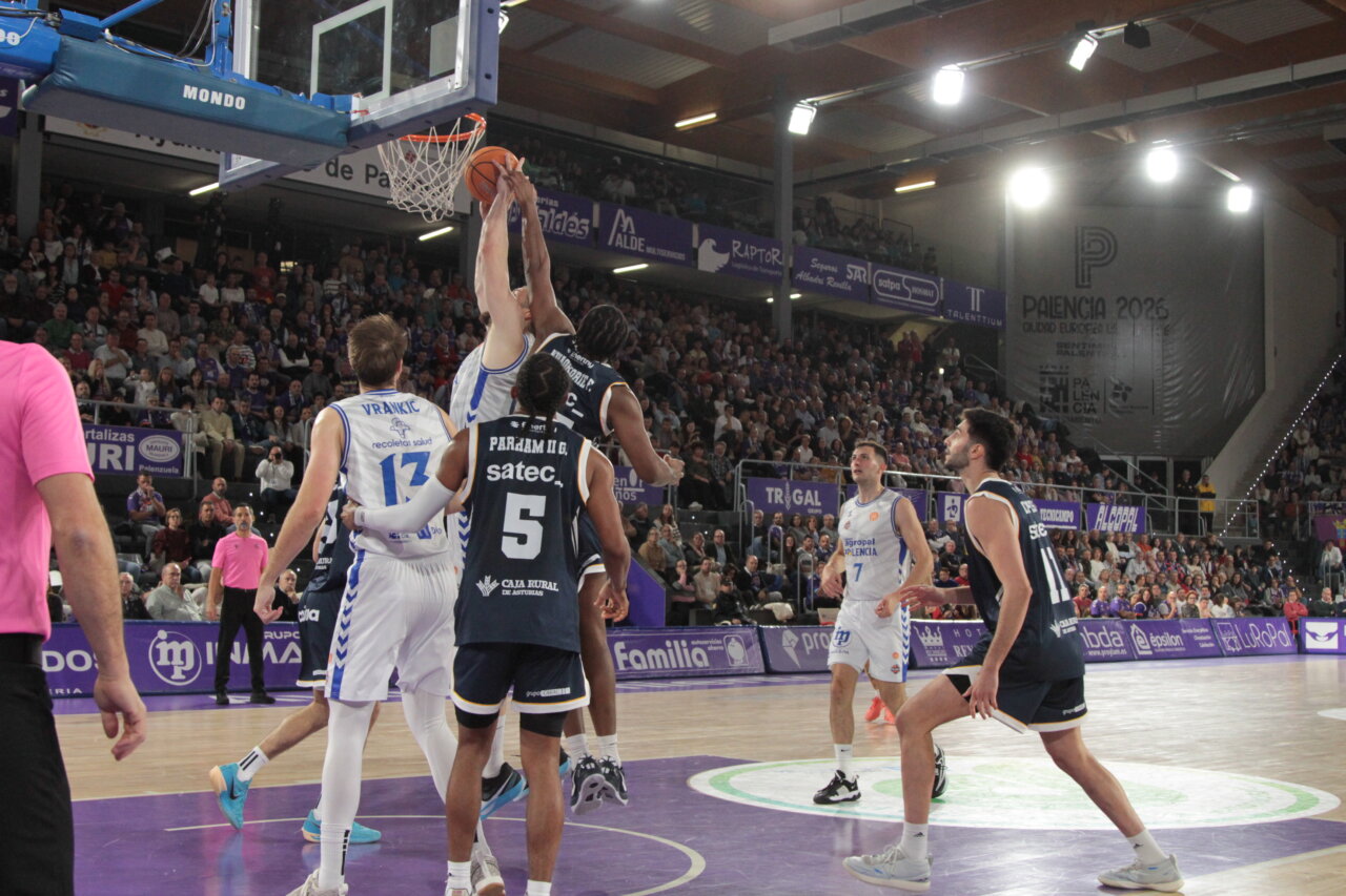 Jugadores de baloncesto en acción durante un partido en Palencia