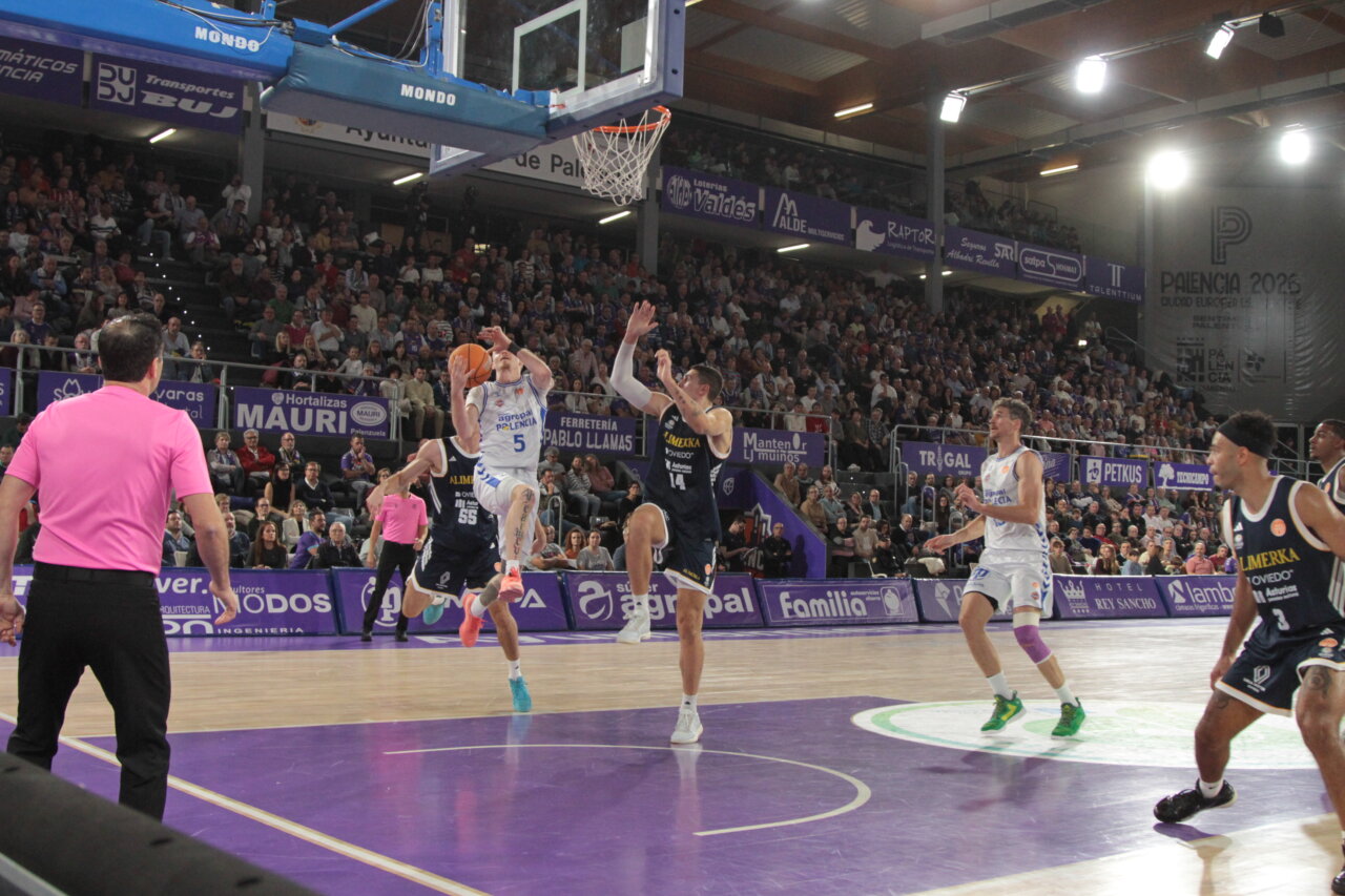 Jugador del Agropal Palencia lanzando a canasta durante un partido