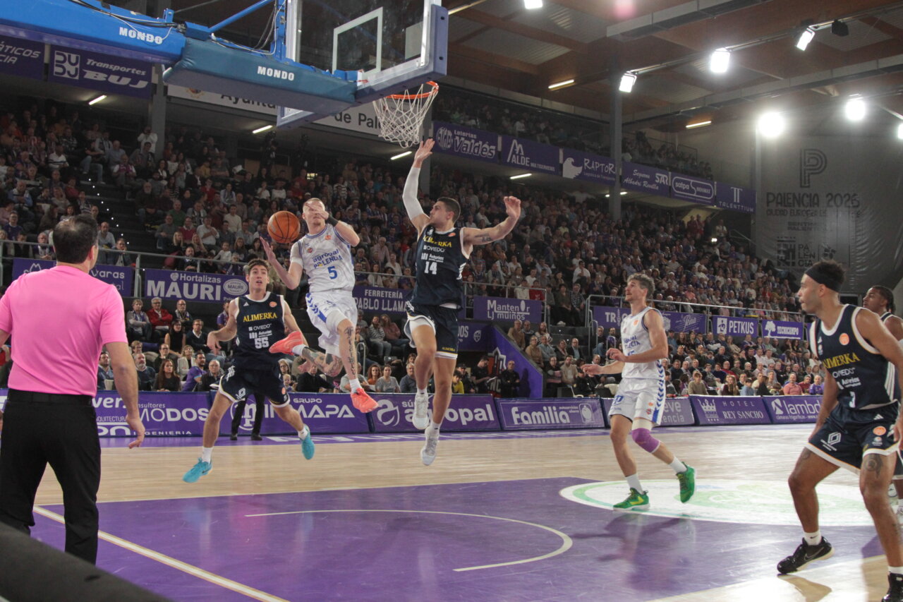 Jugadores de baloncesto en acción durante un partido en Palencia