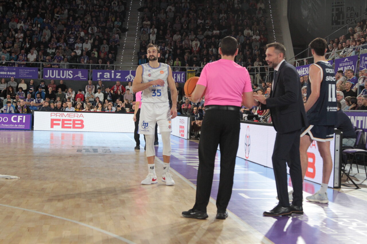 Jugadores de baloncesto en un partido entre Palencia y Oviedo.