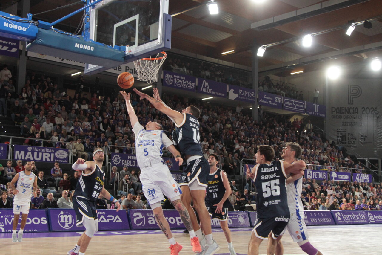 Jugadores de baloncesto en acción durante un partido emocionante