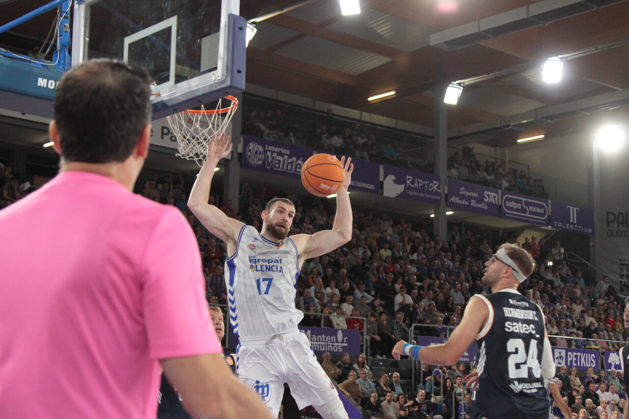 Jugador del Agropal Palencia en acción durante un partido de baloncesto