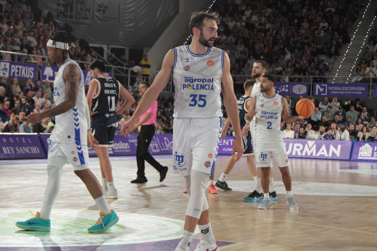 Jugadores del equipo Agropal Palencia en un partido de baloncesto