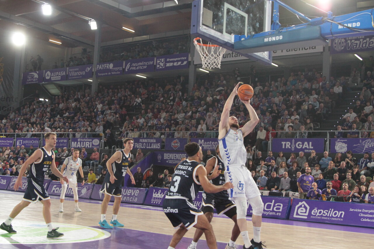 Jugador del Agropal Palencia lanzando a canasta durante un partido