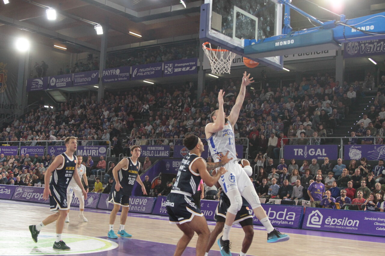 Jugadores de baloncesto en un partido entre Agropal Palencia y Oviedo