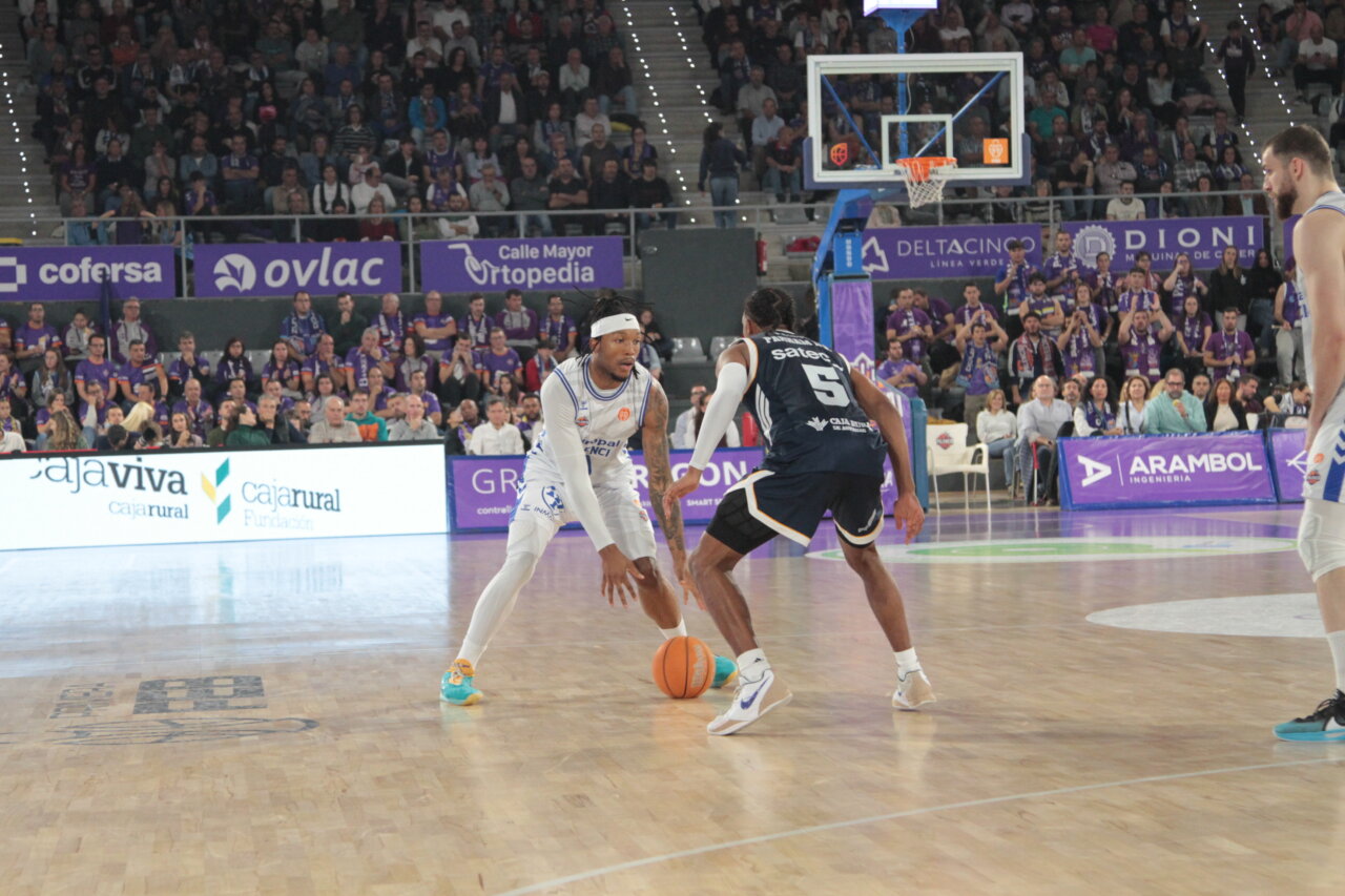Jugadores de baloncesto en acción durante un partido entre Palencia y Oviedo.