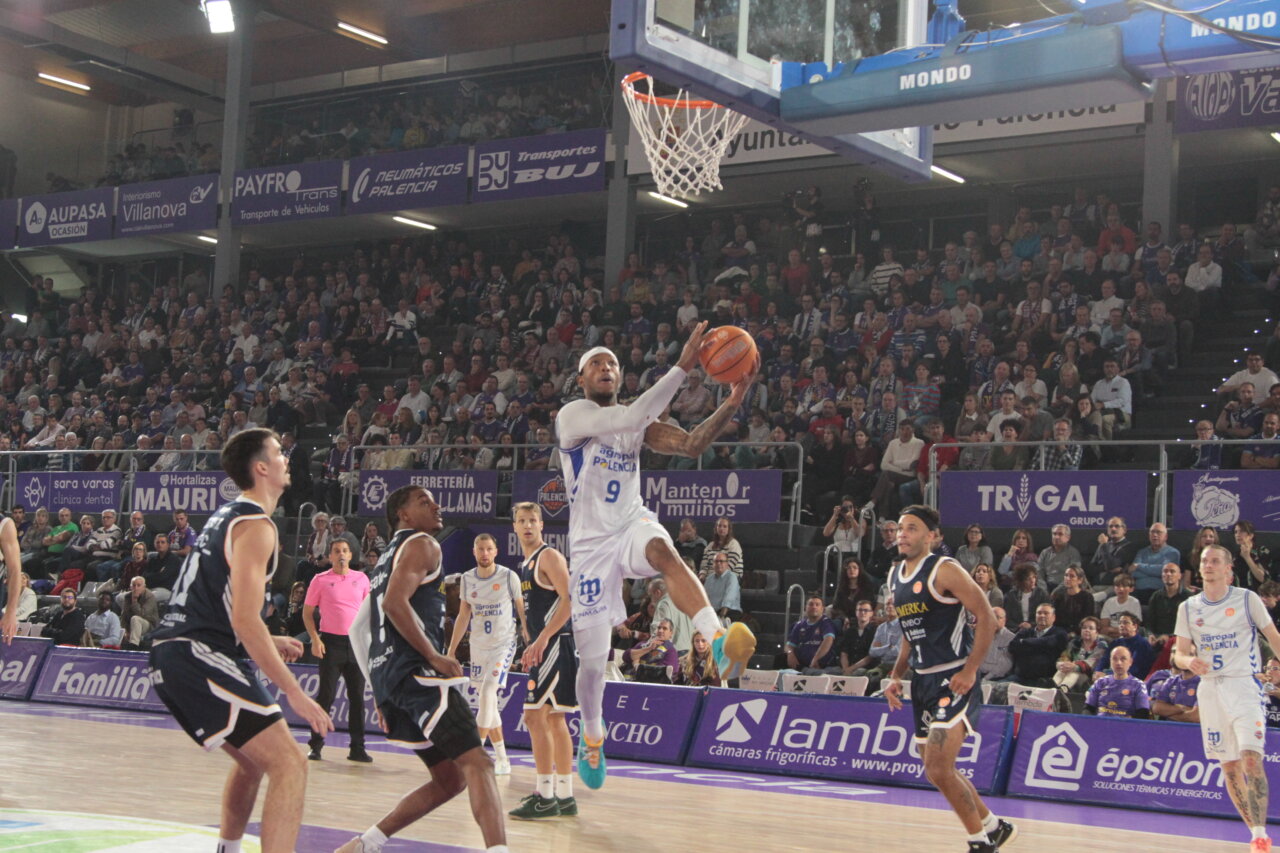 Jugador del Agropal Palencia lanzando a canasta en un partido