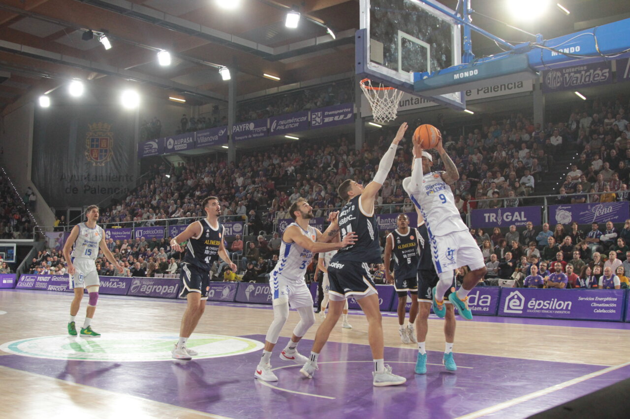 Jugadores de baloncesto en acción durante el partido entre Palencia y Oviedo