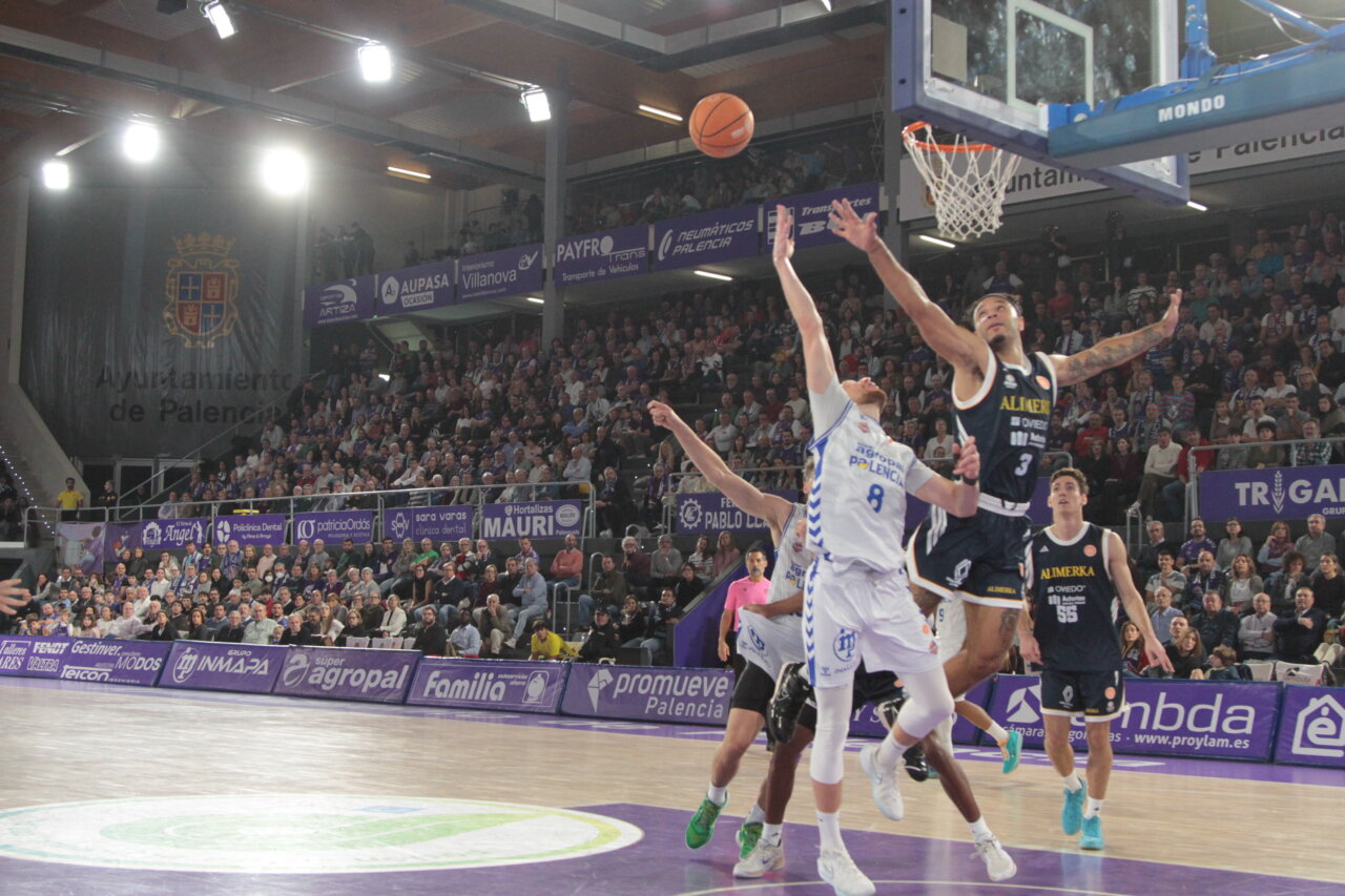 Jugadores de baloncesto en acción durante un partido en Palencia.