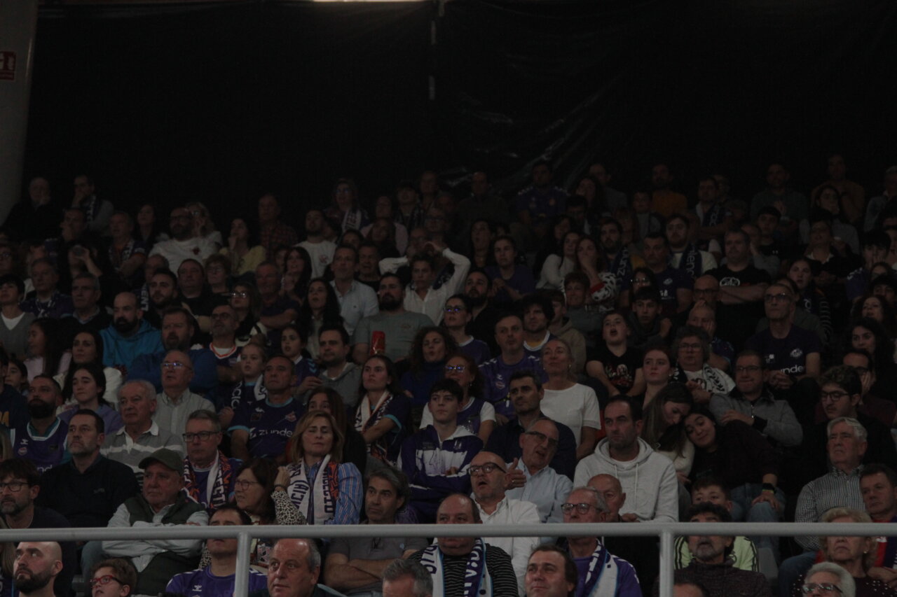 Aficionados animando en un evento deportivo en Palencia.