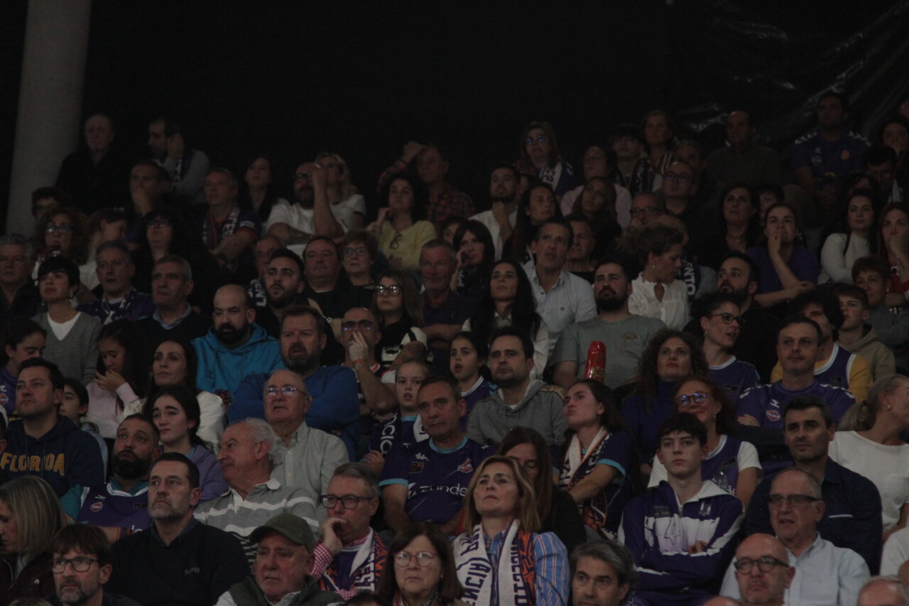 Multitud de personas animando en un evento deportivo en Palencia
