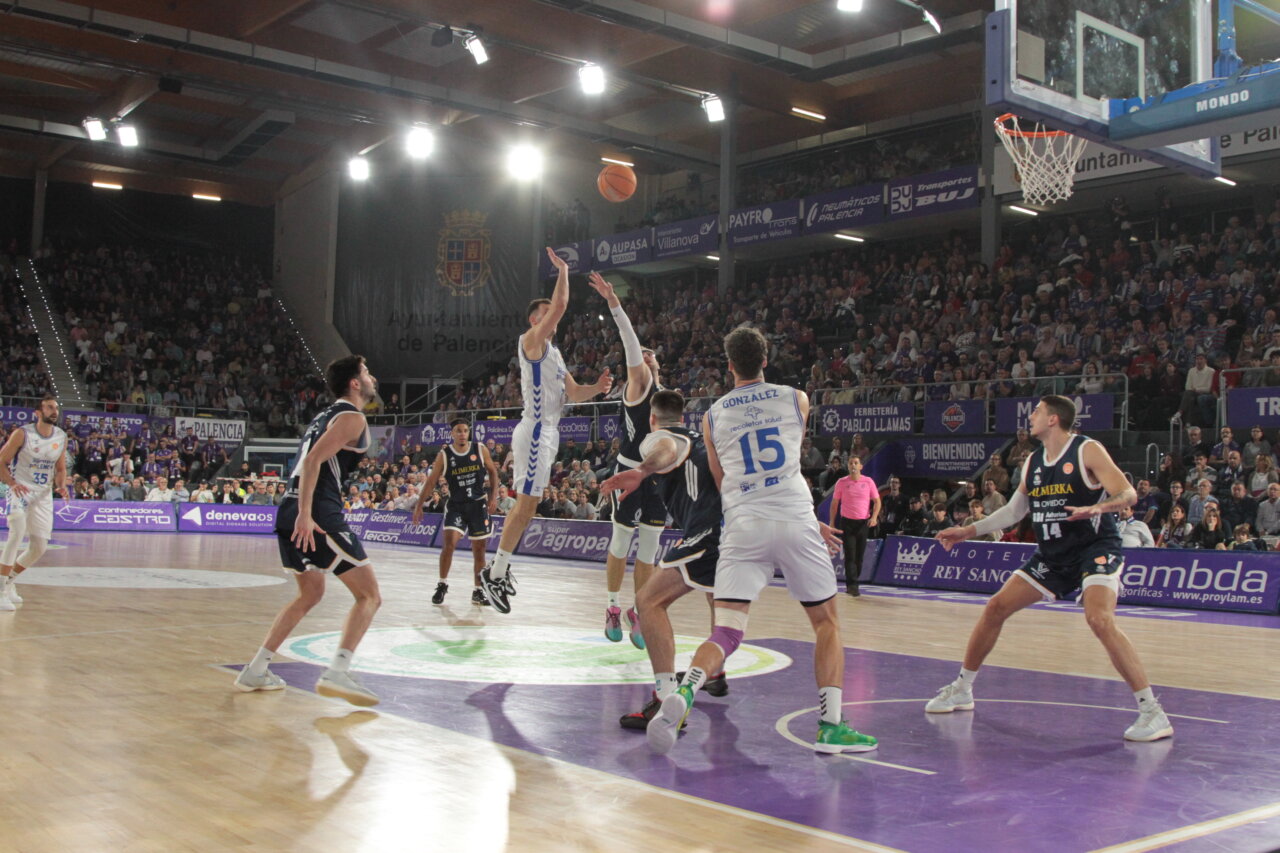 Jugador del Agropal Palencia lanzando a canasta durante un partido