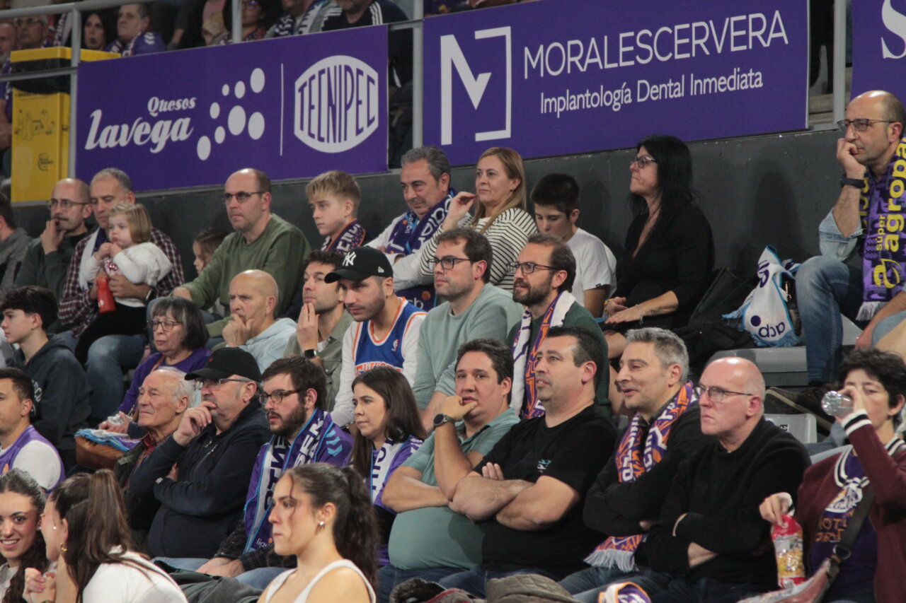 Espectadores en un partido de baloncesto en Palencia