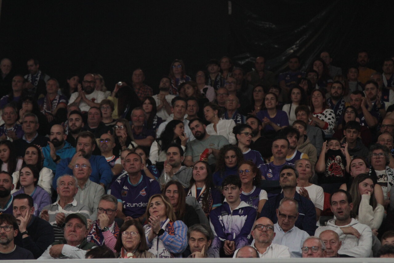 Multitud de aficionados animando en un evento deportivo