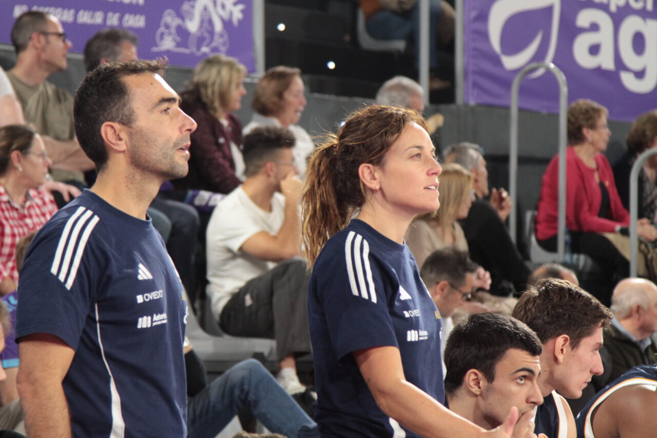 Entrenadores y jugadores observando un partido de baloncesto en Palencia