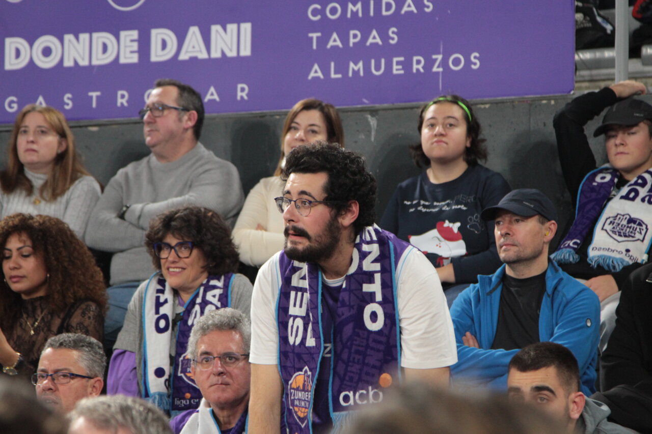Espectadores animados en un partido de baloncesto en Palencia
