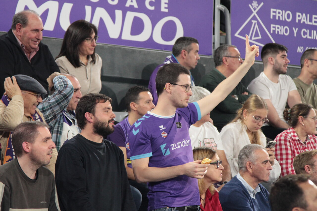 Aficionados animando en un evento deportivo en Palencia