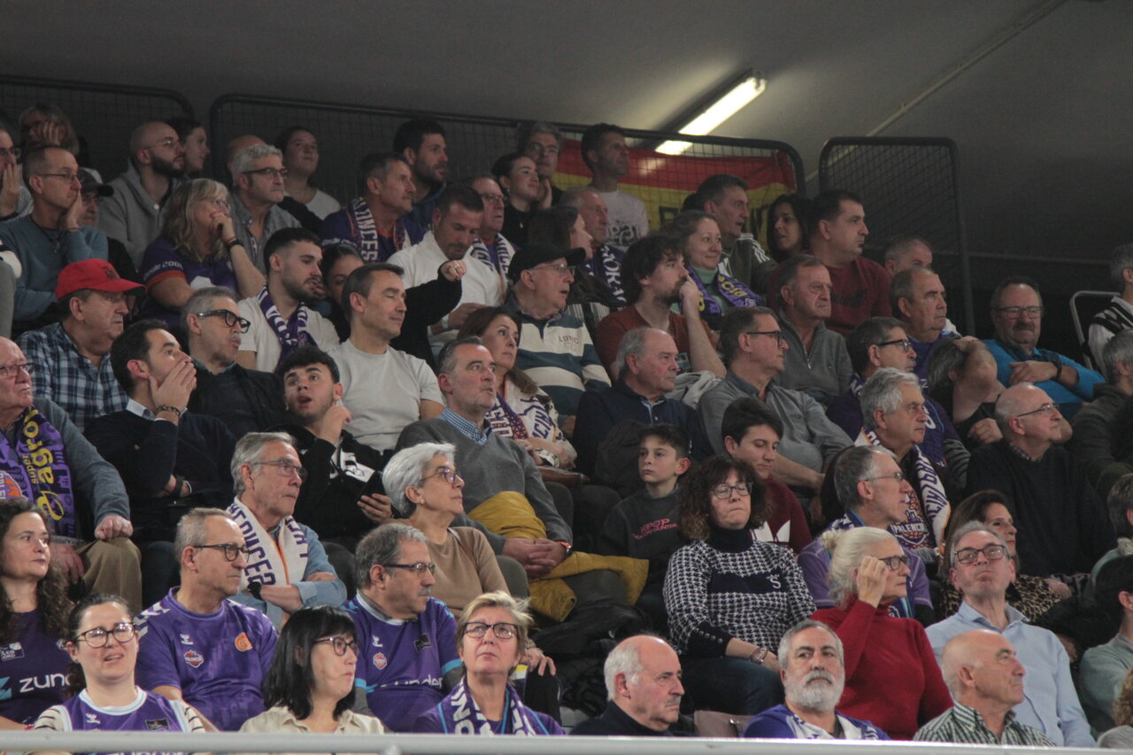 Aficionados en un evento deportivo en Palencia animando a su equipo.