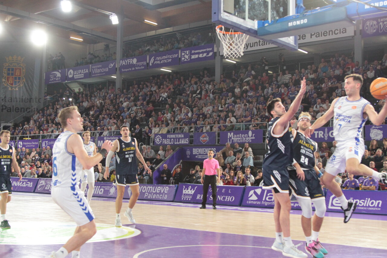Jugadores del Agropal Palencia en un partido contra el Alimerka Oviedo